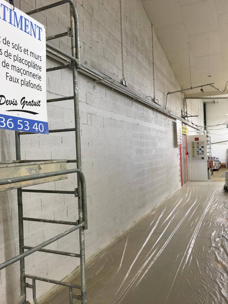 Avant peinture magasin intérieur