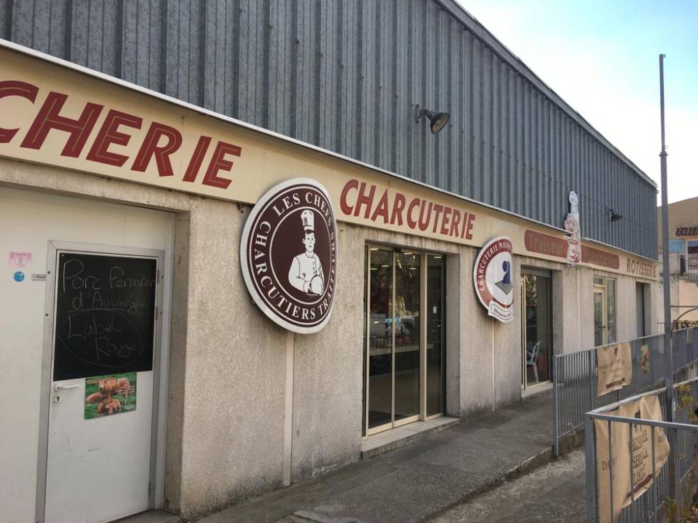 Avant peinture magasin extérieur
